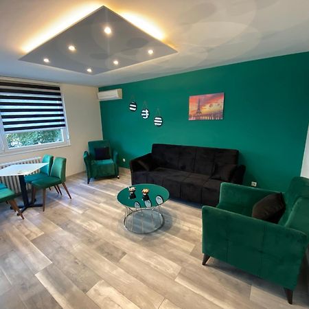 Apartman Omar Stan Na Dan Besplatan Parking SJJ Exterior foto